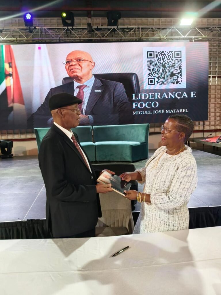Momento de autografia — lançamento de Liderança e Foco