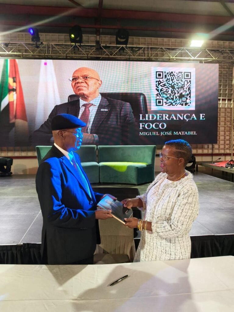 Momento de autografia — lançamento de Liderança e Foco