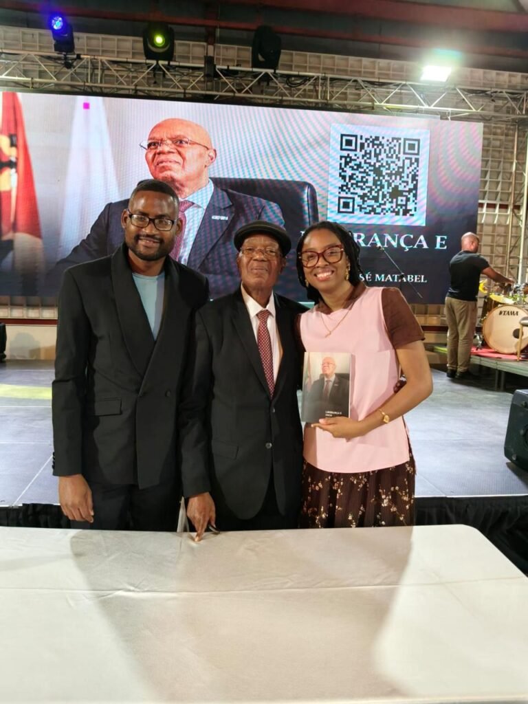 Momento de autografia — lançamento de Liderança e Foco