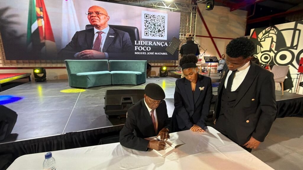 Momento de autografia — lançamento de Liderança e Foco