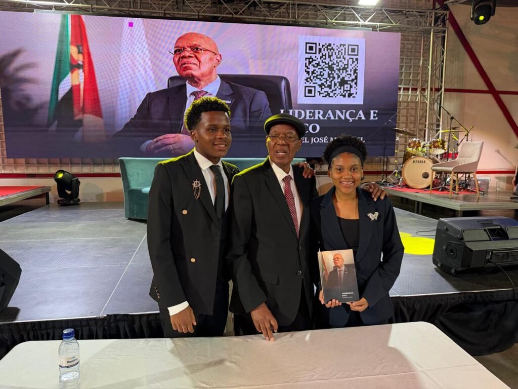 Momento de autografia — lançamento de Liderança e Foco