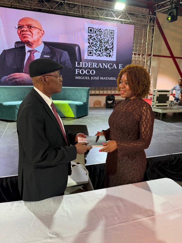 Momento de autografia — lançamento de Liderança e Foco
