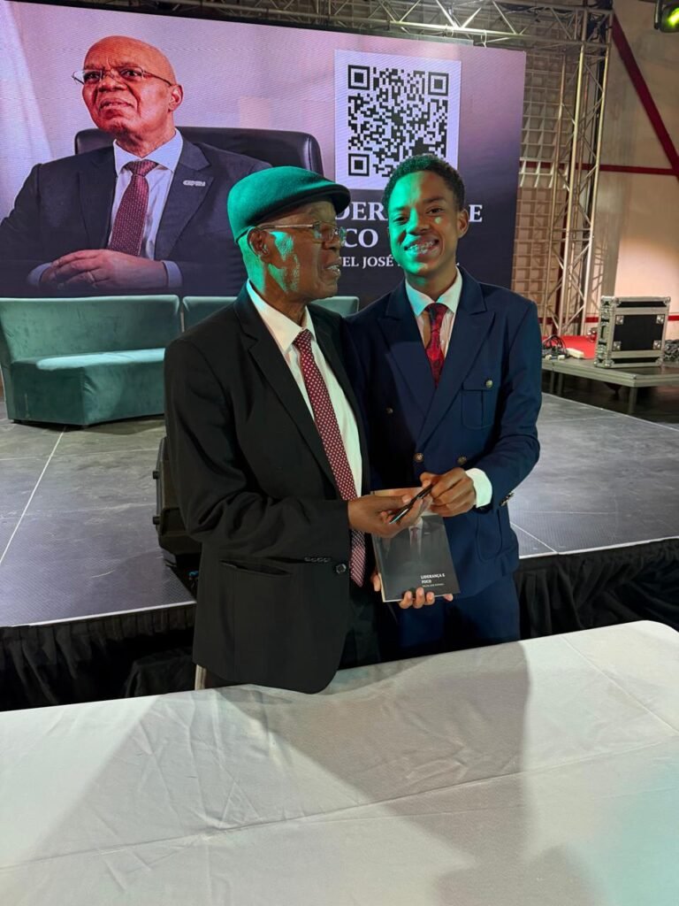 Momento de autografia — lançamento de Liderança e Foco