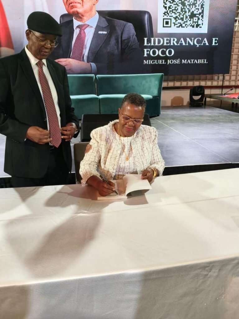 Momento de autografia — lançamento de Liderança e Foco