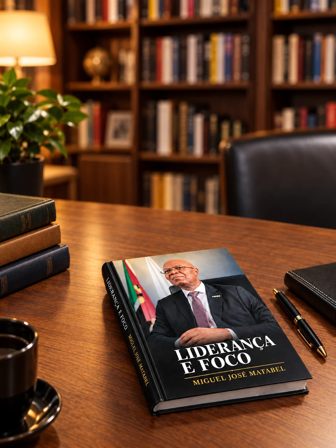 Livro Liderança e Foco numa secretária